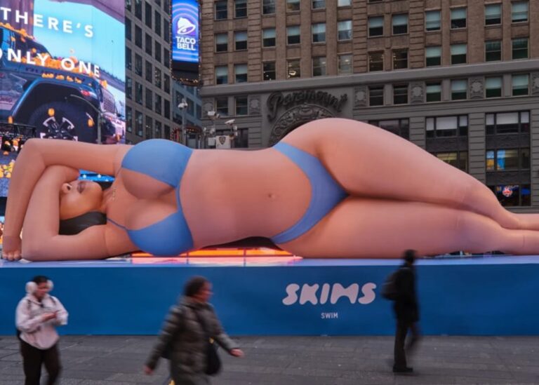 Кім Кардашʼян виставила свою 20-метрову фігуру на Таймс-сквер