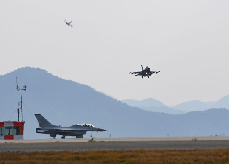 У Південній Кореї винищувачі скинули бомби на цивільних, є поранені