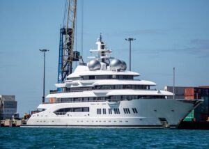 США продадуть суперяхту Amadea російського мільярдера Керімова