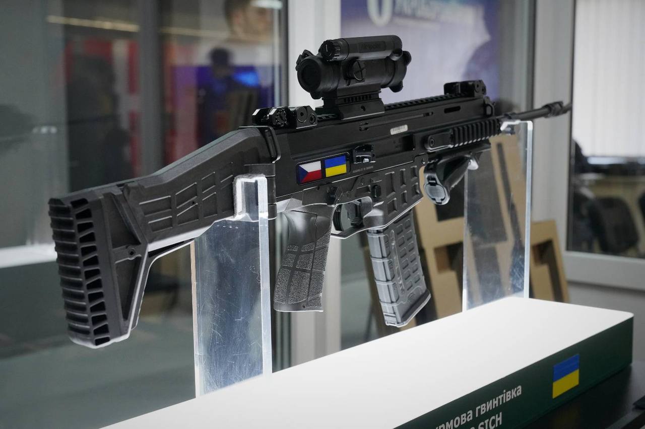 Президент Чехії ознайомився з складанням автоматів Bren 2 в Україні
