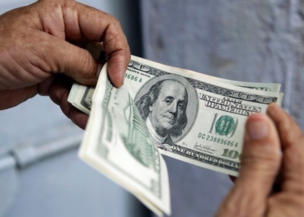 Курс долара падає до світових валют через недовіру до США