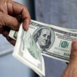 Курс долара падає до світових валют через недовіру до США
