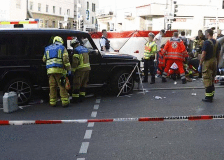 У Німеччині авто вʼїхало в натовп людей, є постраждалі