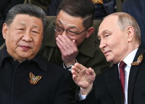 СюжетТрибуна на параді: Путін, Сі і злочинці