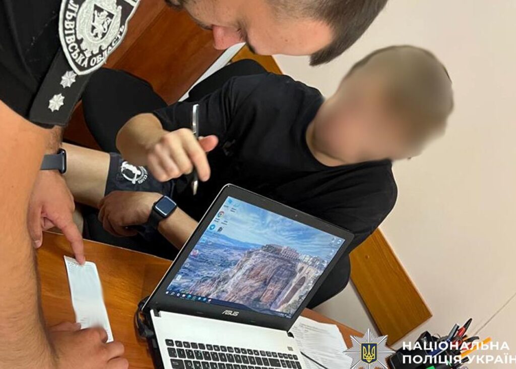 На Львівщині батько вчергове посадив за кермо 8-річну доньку