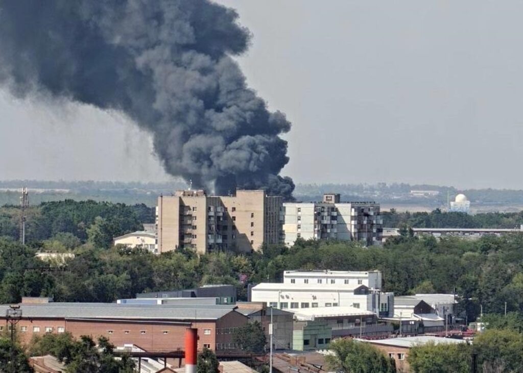 В Ростові на складі спалахнула величезна пожежа