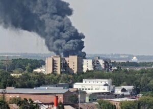 В Ростові на складі спалахнула величезна пожежа