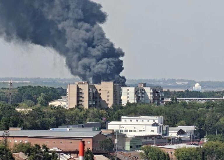 В Ростові на складі спалахнула величезна пожежа