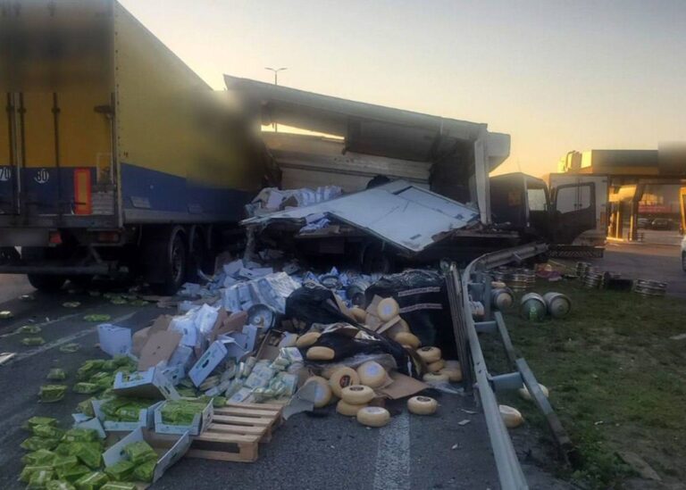 Під Києвом сталась ДТП за участі двох вантажівок: утворився затор