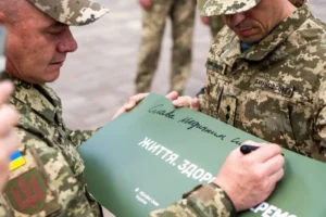 Пам’ятний знак бойовим медикам відкрито на Алеї захисників у Києві (фото)