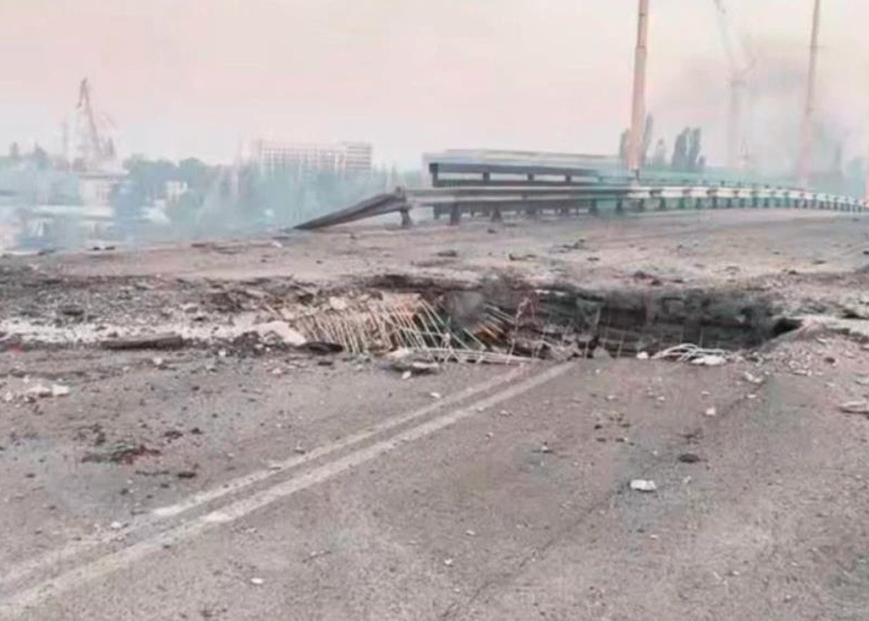 Росіяни знову вдарили КАБами по мосту в Херсоні