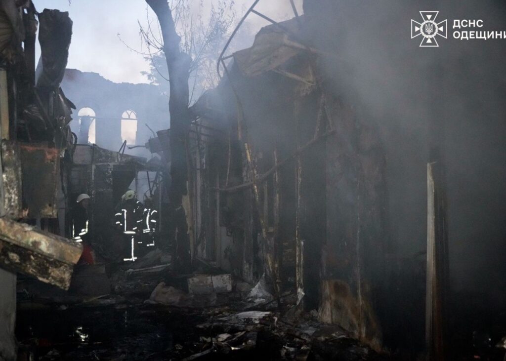 Обстріл Одещини: горіли радіоринок і гуртожиток