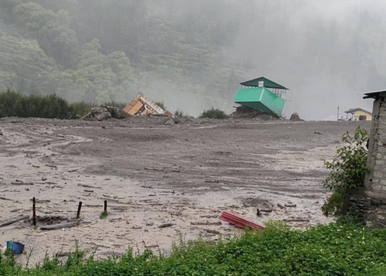 Потужна повінь змила село в Індії