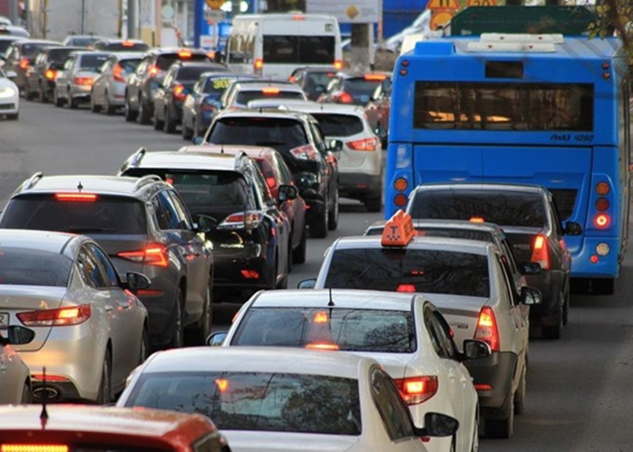 У Києві запровадять реверсний рух на мосту через Десенку