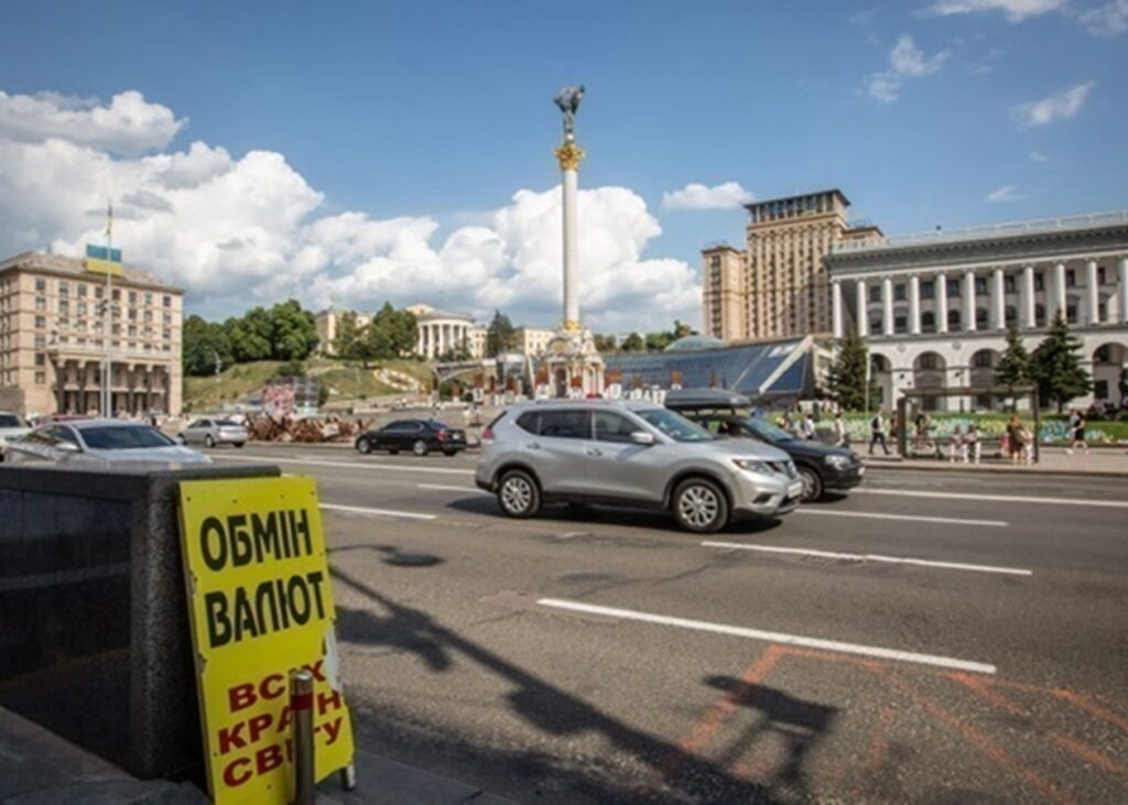 Курси долара і євро впали наприкінці тижня