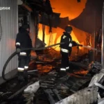 Одеса: рятувальники борються з пожежею на ринку «Привоз» (фото, відео)