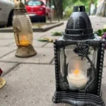У Львові на місце вбивства Андрія Парубія люди приносять лампадки та квіти