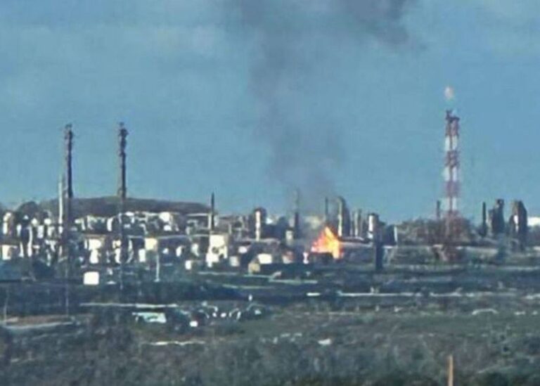 Дрони вдарили по НПЗ в російському місті