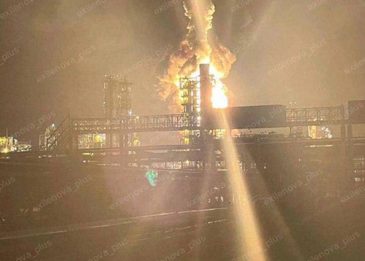 Атака дронів: у Леніградській області горить НПЗ