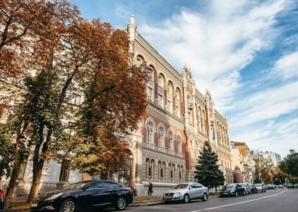 В Україні почав зростати офіційний курс долара