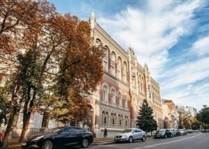 В Україні почав зростати офіційний курс долара