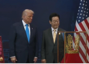 Трамп у Південній Кореї отримав копію золотої корони і найвищу нагороду