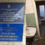 Туалет інституту, де працюють експерти з євроінтеграції, так вразив блогера, що він звернувся до уряду (фото)