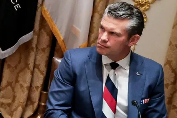 Міністр оборони США втрапив у скандал через краватку. Венс став на його захист