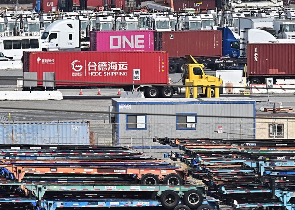 Китай призупинив дію частини мит на товари США