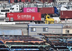 Китай призупинив дію частини мит на товари США