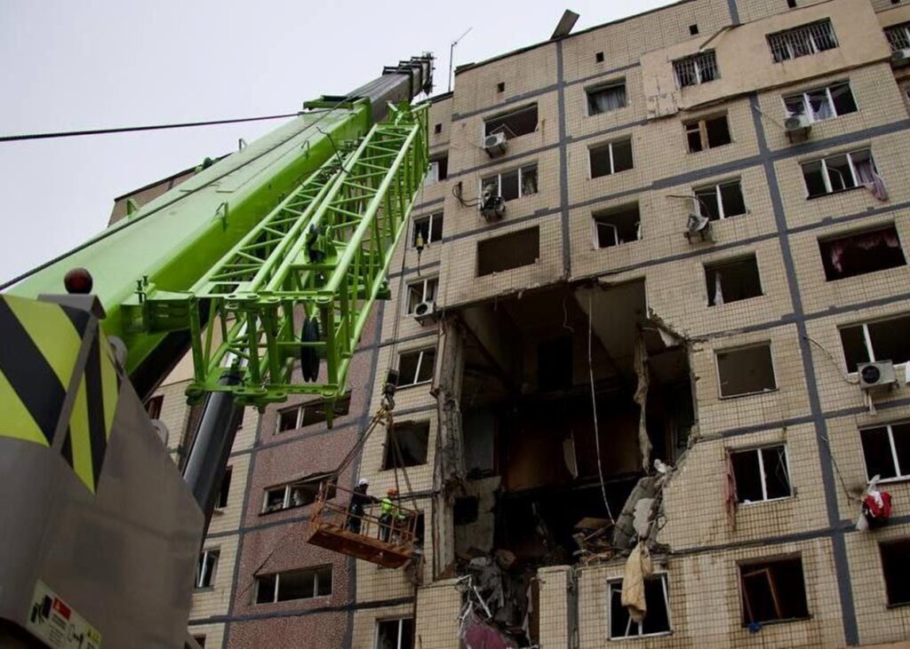 Атака на Дніпро: двоє людей не виходять на зв'язок