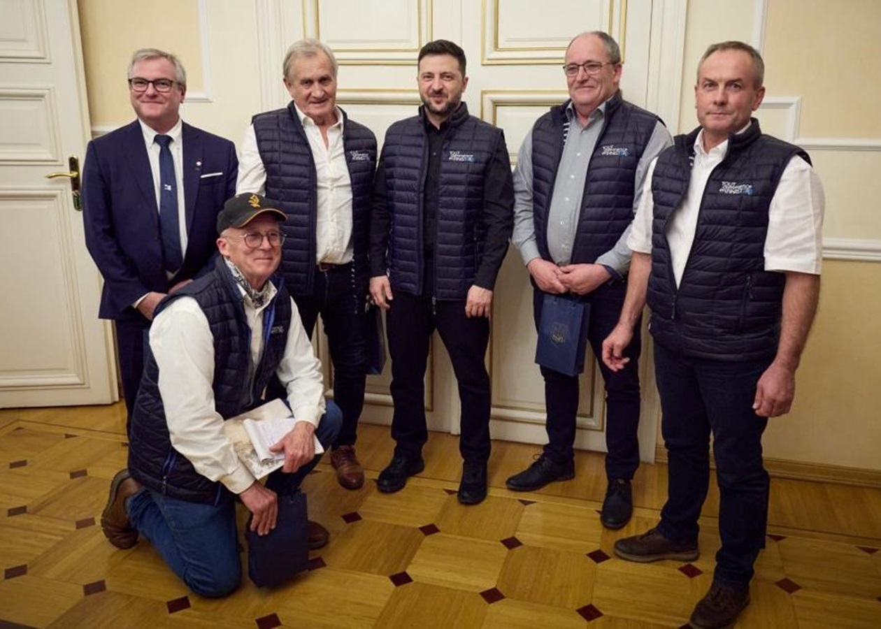 Зеленський зустрівся з рибалками Франції, які передають антидронові сітки