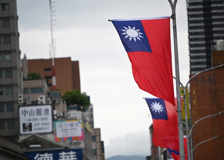 Жителі Тайваню отримають посібники на випадок війни з Китаєм