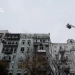 У Києві рятувальники з ночі гасять масштабну пожежу в багатоповерхівці