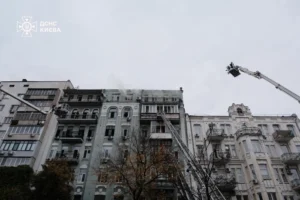 У Києві рятувальники з ночі гасять масштабну пожежу в багатоповерхівці