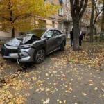 У Києві легковик вилетів на тротуар після зіткнення з вантажівкою, є постраждалі
