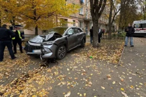 У Києві легковик вилетів на тротуар після зіткнення з вантажівкою, є постраждалі
