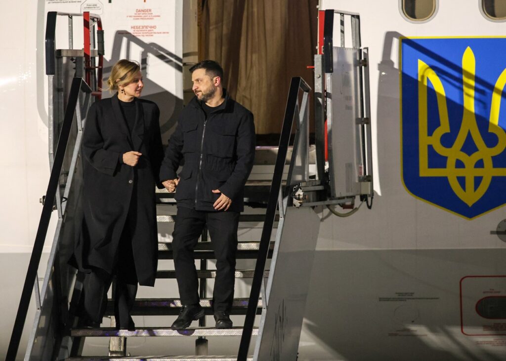 В ОП прокоментували переслідування дронами літака Зеленського