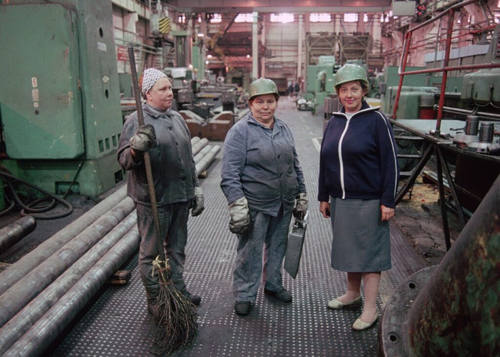 РФ скоротить заборонені для жінок професії через нестачу кадрів