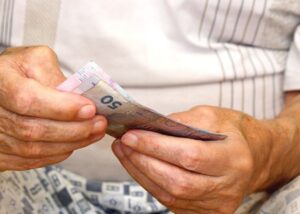 Отримувачів соцвиплат проінспектують: до кого прийдуть з перевірками