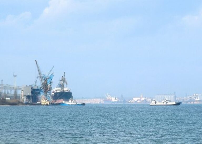 У Чорне море витекла олія через удари РФ по порту Південний