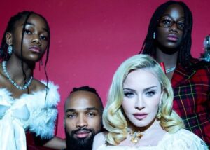 Мадонна з молодшими доньками влаштувала різдвяну фотосесію