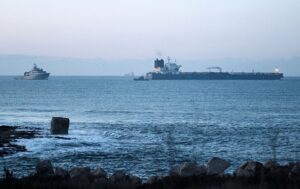 Коли час здавати на металобрухт вже минув: Другий за тиждень тіньовий танкер РФ втратив керування у Середземному морі