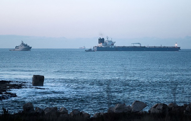 Коли час здавати на металобрухт вже минув: Другий за тиждень тіньовий танкер РФ втратив керування у Середземному морі