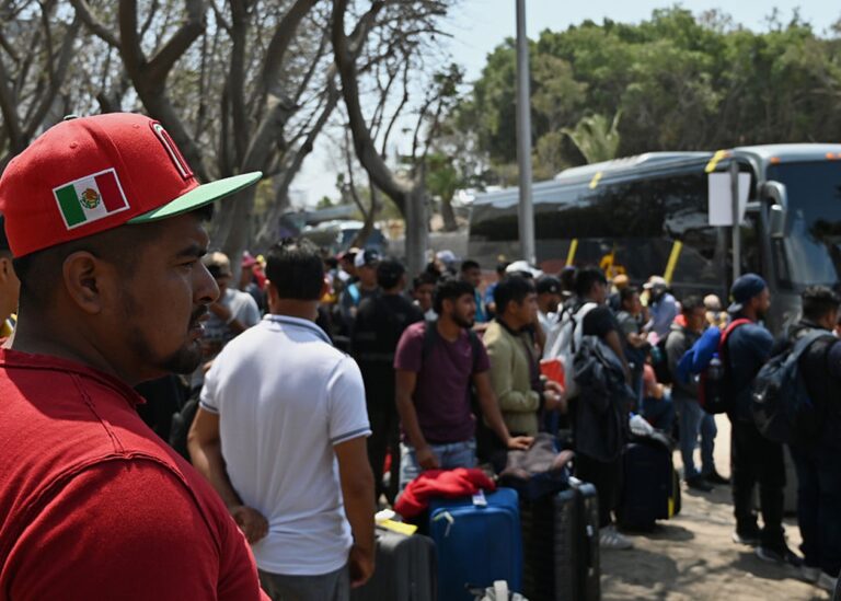 США пропонують нелегалам по 3000 доларів за "самодепортацію"