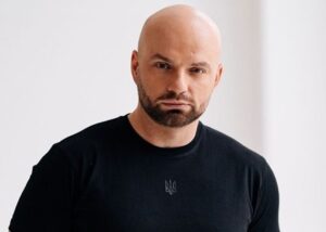 Відомий ведучий опинився в епіцентрі обстрілу