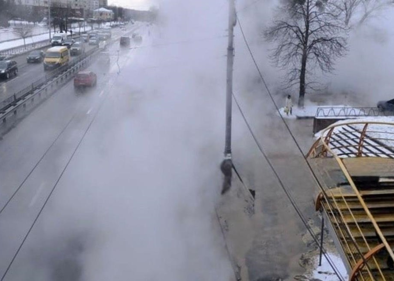 У Києві 16-річна дівчина впала в яму з окропом