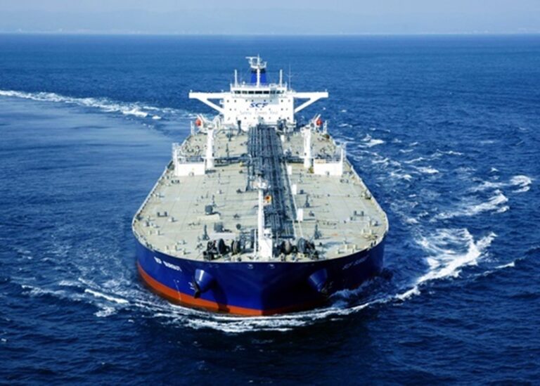 Російська нафта продовжує накопичуватися у морі через проблеми зі збутом