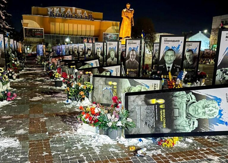 У Рівному жінка пошкодила портрети загиблих Героїв