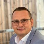 Брат члена НКРЕКП Формагея утікач — використовує родину для бізнесу в Польщі та обготівковує вкрадені гроші в Канаді